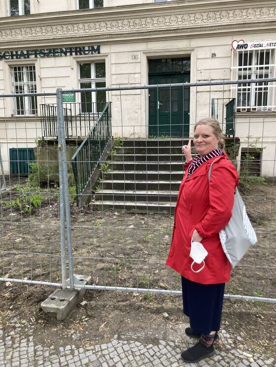 Ulrike Rosensky vor der Baustelle des Amtshauses