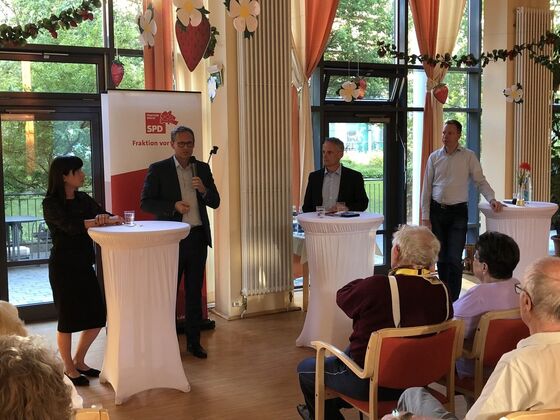 Michael Müller mit unseren Abgeordneten in der Seniorenstiftung