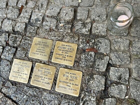 In der Czarnikauer Str. erinnern Stolpersteine an Familie Cohn.